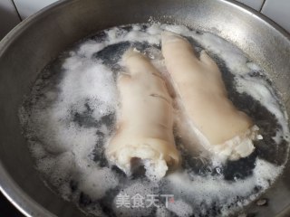 香菇卤猪蹄的做法步骤：2