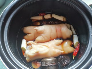 香菇卤猪蹄的做法步骤：4