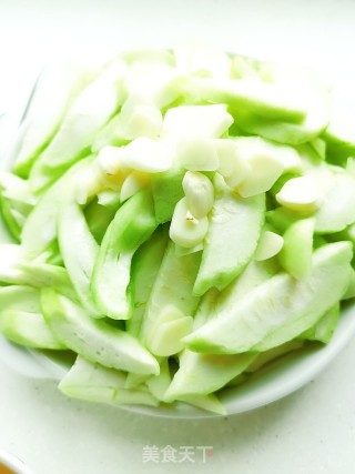 鸡蛋丝瓜汤饭的做法步骤：2