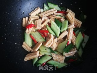 黄瓜炒腐竹的做法步骤：10