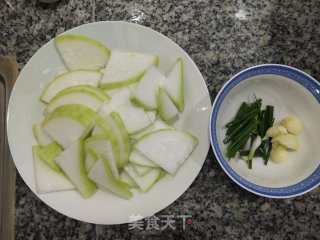 荷包蛋煨蒲瓜的做法步骤：1