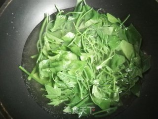 丝瓜尖儿炒粉条的做法步骤：2