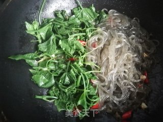 丝瓜尖儿炒粉条的做法步骤：6