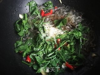 丝瓜尖儿炒粉条的做法步骤：7