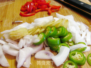 干锅冬菇木耳鸡腿的做法步骤：1