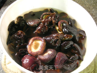 干锅冬菇木耳鸡腿的做法步骤：2