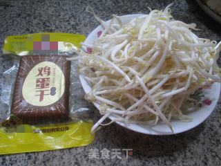 鸡蛋干炒绿豆芽的做法步骤：1