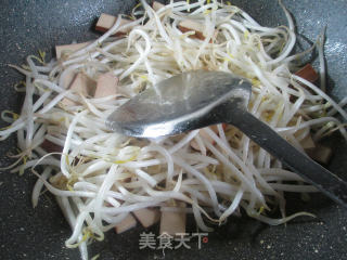 鸡蛋干炒绿豆芽的做法步骤：3