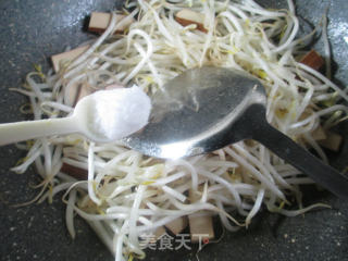 鸡蛋干炒绿豆芽的做法步骤：5