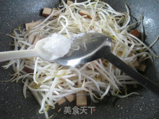 鸡蛋干炒绿豆芽的做法步骤：6