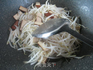 鸡蛋干炒绿豆芽的做法步骤：7