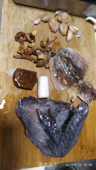 墨鱼焖乌鸡的做法步骤：1