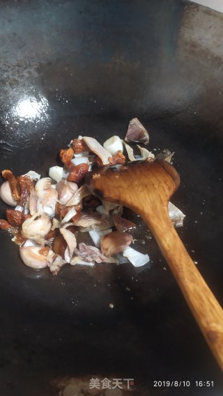 墨鱼焖乌鸡的做法步骤：3