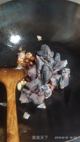 墨鱼焖乌鸡的做法步骤：4