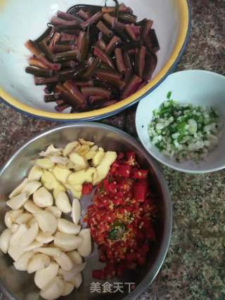蟮鱼烧大蒜的做法步骤：1