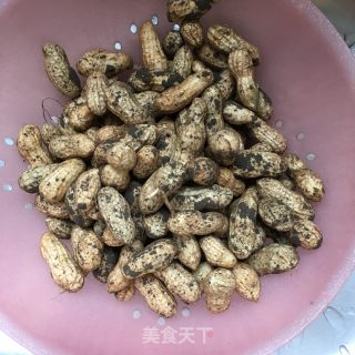 五香鲜花生的做法步骤：1