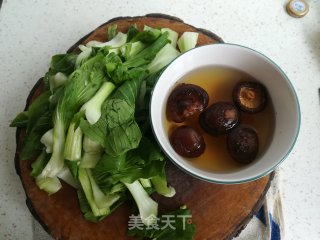香菇炒油菜的做法步骤：1