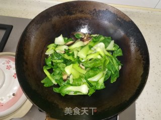 香菇炒油菜的做法步骤：3