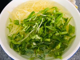 青椒土豆丝的做法步骤：1