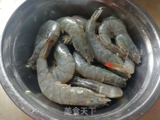 避风塘炒虾的做法步骤：1