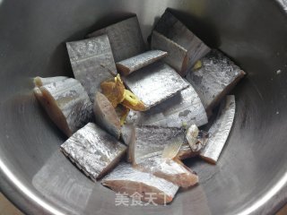 红烧带鱼的做法步骤：1