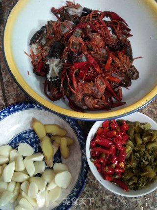 酸菜炒小龙虾的做法步骤：1