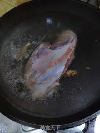 电饭锅卤牛腱子的做法步骤：1