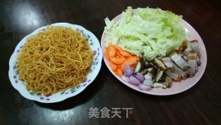 烧肉炒伊面的做法步骤：1