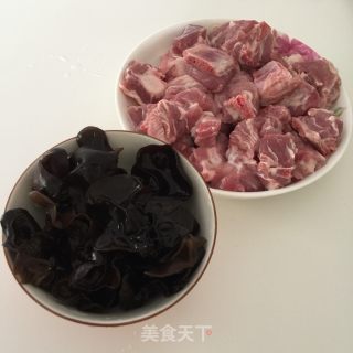 木耳蒸排骨的做法步骤：1