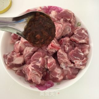 木耳蒸排骨的做法步骤：2