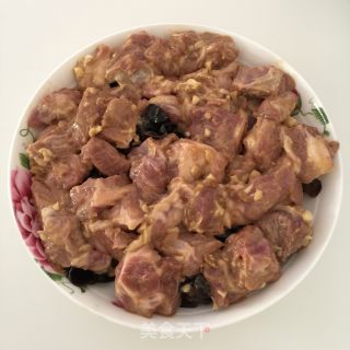 木耳蒸排骨的做法步骤：6