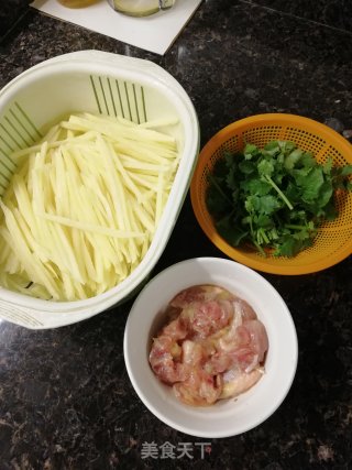 鸡块爆炒土豆丝的做法步骤：1