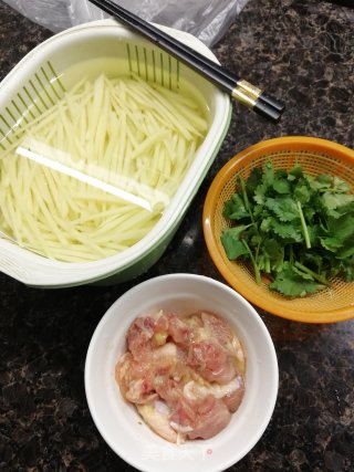 鸡块爆炒土豆丝的做法步骤：2