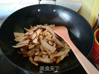 炒黄牛肝菌的做法步骤：3