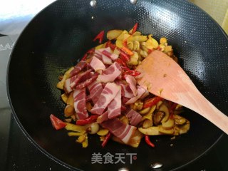 炒黄牛肝菌的做法步骤：4
