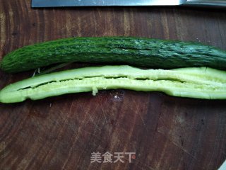 黄瓜拌金针菇的做法步骤：2