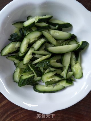 黄瓜拌金针菇的做法步骤：3