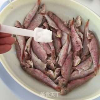 香煎红鱼的做法步骤：2
