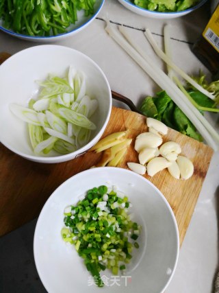 清蒸裸斑鱼的做法步骤：2