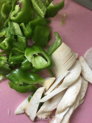 青椒杏鲍菇炒鱼片的做法步骤：2