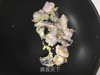青椒杏鲍菇炒鱼片的做法步骤：4