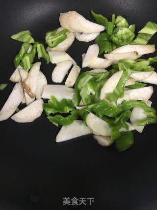 青椒杏鲍菇炒鱼片的做法步骤：5