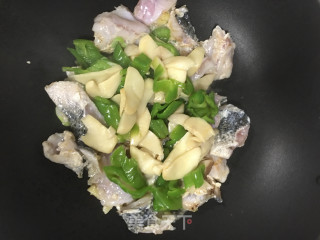 青椒杏鲍菇炒鱼片的做法步骤：7