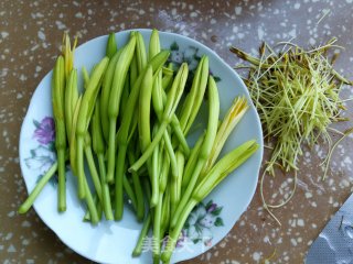 鲜黄花菜小炒的做法步骤：1
