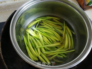 鲜黄花菜小炒的做法步骤：2