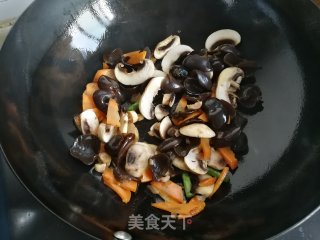 鲜黄花菜小炒的做法步骤：4