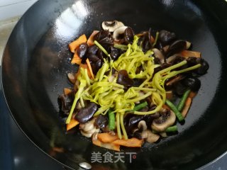 鲜黄花菜小炒的做法步骤：5