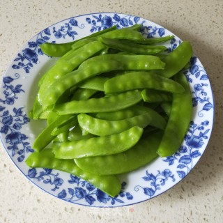 爽口凉拌荷兰豆的做法步骤：1