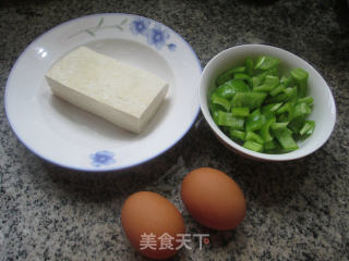 青椒鸡刨豆腐的做法步骤：1
