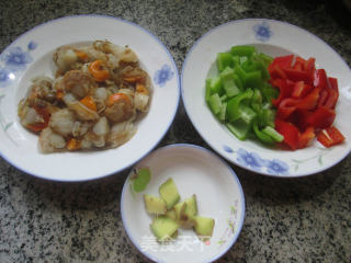 青红椒炒扇贝肉的做法步骤：1